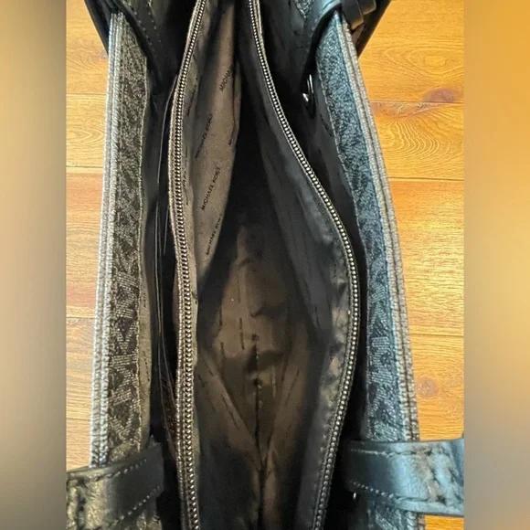 Michael Kors | Women's Jet Set | Signature Tote |
Black & Grey - Picture 11 of 12